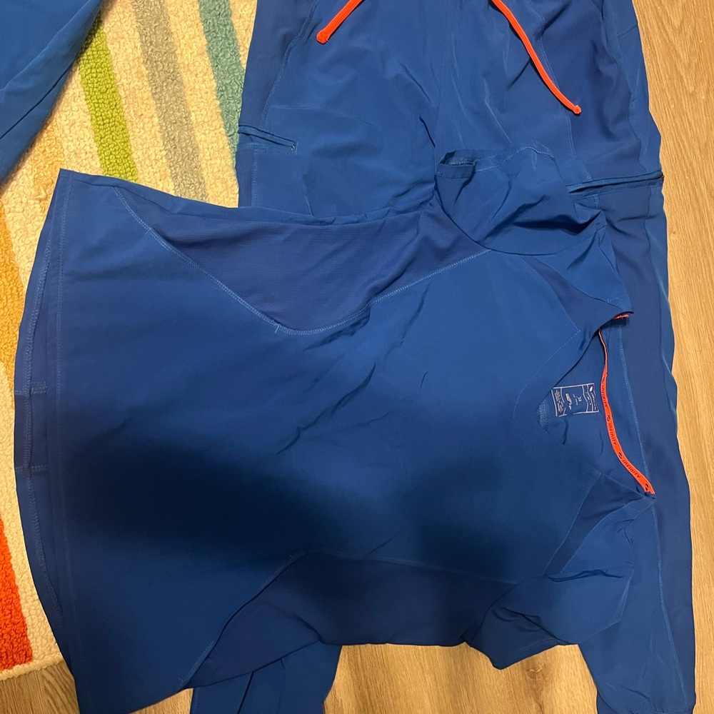 Royal blue SCRUB set. Both pieces are small. Only worn a few fine. In excellent